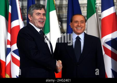 Le Premier ministre italien Silvio Berlusconi tremble les mains avec le Premier ministre britannique Gordon Brown Banque D'Images