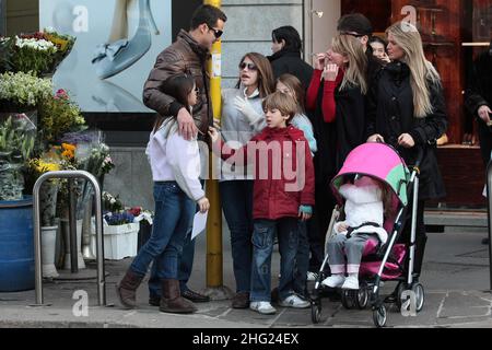 Le footballeur Inter Milan Julio Cesar est repéré avec la femme Susanna Werner, fils, Cauet et fille, Giulia avec d'autres parents à Rome. Banque D'Images