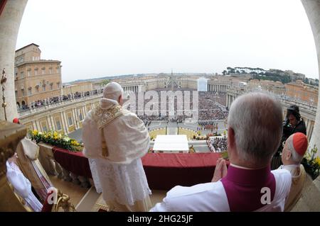 Le Pape Benoît XVI livre son message de Pâques et la Bénédiction 'Urbi et Orbi' du vatican Banque D'Images