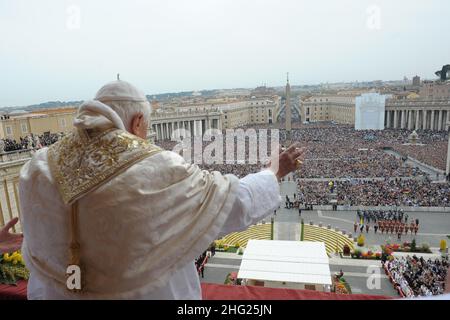 Le Pape Benoît XVI livre son message de Pâques et la Bénédiction 'Urbi et Orbi' du vatican Banque D'Images