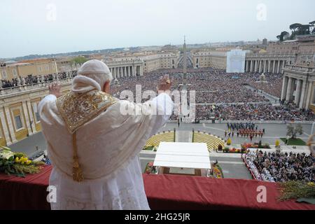 Le Pape Benoît XVI livre son message de Pâques et la Bénédiction 'Urbi et Orbi' du vatican Banque D'Images