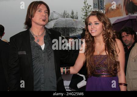 Billy Ray Cyrus et Miley Cyrus arrivent à la première de 'Hannah Montana le film' à Rome, Italie Banque D'Images