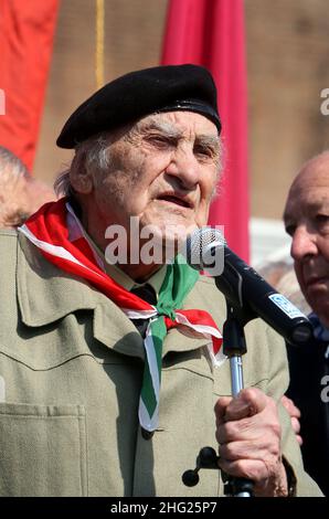 L'association partisane italienne célèbre l'anniversaire du 25 avril (libération du nazisme de l'Italie) à Porta San Paolo, Rome, Italie. Banque D'Images