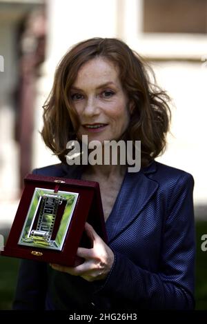 L'actrice Isabelle Huppert pose avec son prix de carrière 'Nastro d'Argento', lors de la séance photo de son nouveau film 'l'Amour cache' à l'Emabassy français à Rome, en Italie. Banque D'Images