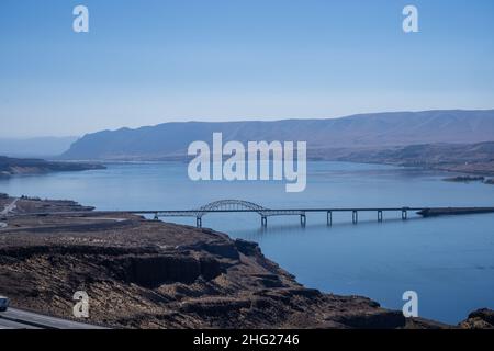 Vantage Bridge est un pont dans l'État américain de Washington.Il traverse l'Interstate 90 en traversant la rivière Columbia, près de Vantage et George, Washington.T Banque D'Images