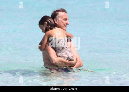 L'homme d'affaires italien Luca Cordero di Montezemolo avec la femme Ludovica Andreoni et les filles passant une journée sur la plage, Formentera, Balearia îles, Espagne. Banque D'Images