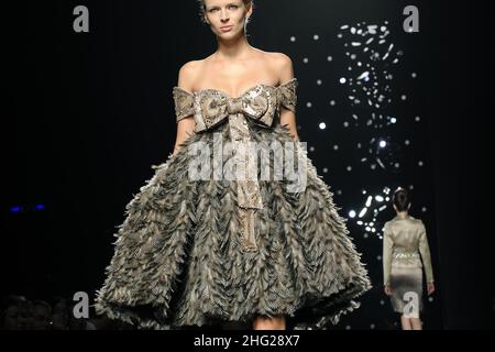 Un modèle porte une création de Tony Ward lors du festival de mode AltaRoma AltaModa 2009 à Rome Banque D'Images