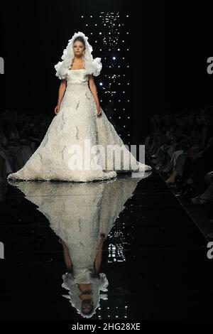 Un modèle porte une création de Tony Ward lors du festival de mode AltaRoma AltaModa 2009 à Rome Banque D'Images