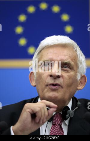 Le nouveau président du Parlement européen, Jerzy Buzek, de Pologne, prend la parole lors d'une conférence de presse après son élection au Parlement européen à Strasbourg, en France Banque D'Images