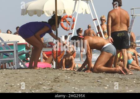 Footballeur italien Gigi Buffon avec femme, mannequin Alena Seredova et fils Louis Thomas sur la plage en Toscane, Italie Banque D'Images