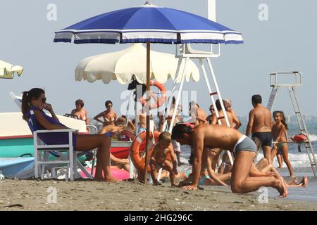 Footballeur italien Gigi Buffon avec femme, mannequin Alena Seredova et fils Louis Thomas sur la plage en Toscane, Italie Banque D'Images