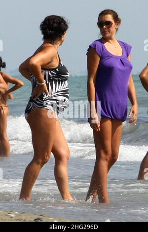 Modèle italien Alena Seredova (r) sur la plage en Toscane, Italie Banque D'Images