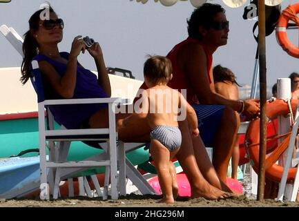 Modèle Alena Seredova et son fils Louis Thomas sur la plage en Toscane, Italie Banque D'Images