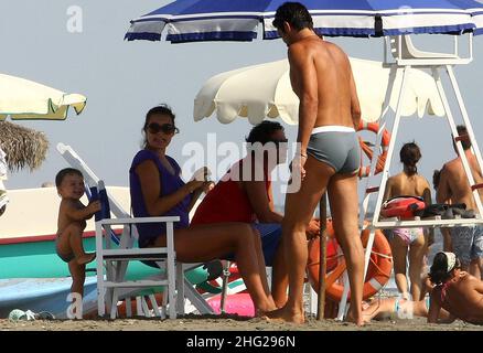 Footballeur italien Gigi Buffon avec femme, mannequin Alena Seredova et fils Louis Thomas sur la plage en Toscane, Italie Banque D'Images