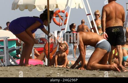 Footballeur italien Gigi Buffon avec femme, mannequin Alena Seredova et fils Louis Thomas sur la plage en Toscane, Italie Banque D'Images