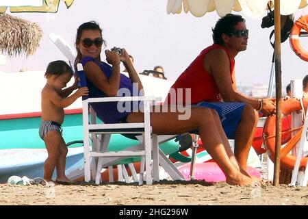 Modèle Alena Seredova et son fils Louis Thomas sur la plage en Toscane, Italie Banque D'Images