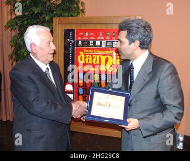 Laonardo Altobelli, 76 ans, reçoit son diplôme de 10th ans.Sa première a été en médecine suivie de celles en droit, en sciences politiques, en arts, en philosophie, en agriculture,La science du tourisme, l'histoire de la science, l'histoire sociale et ce dernier en biotechnologie.Foggia, Italie Banque D'Images