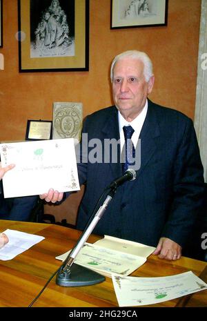 Laonardo Altobelli, 76 ans, reçoit son diplôme de 10th ans.Sa première a été en médecine suivie de celles en droit, en sciences politiques, en arts, en philosophie, en agriculture,La science du tourisme, l'histoire de la science, l'histoire sociale et ce dernier en biotechnologie.Foggia, Italie Banque D'Images