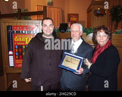 Laonardo Altobelli, 76 ans, reçoit son diplôme de 10th ans.Sa première a été en médecine suivie de celles en droit, en sciences politiques, en arts, en philosophie, en agriculture,La science du tourisme, l'histoire de la science, l'histoire sociale et ce dernier en biotechnologie.Foggia, Italie Banque D'Images