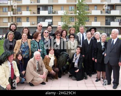 Laonardo Altobelli, 76 ans (à l'extrême gauche), a obtenu son diplôme de 10th ans.Sa première a été en médecine suivie de celles en droit, en sciences politiques, en arts, en philosophie, en agriculture,La science du tourisme, l'histoire de la science, l'histoire sociale et ce dernier en biotechnologie.Foggia, Italie Banque D'Images