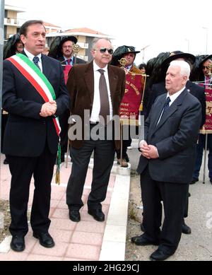 Laonardo Altobelli, 76 ans, reçoit son diplôme de 10th ans.Sa première a été en médecine suivie de celles en droit, en sciences politiques, en arts, en philosophie, en agriculture,La science du tourisme, l'histoire de la science, l'histoire sociale et ce dernier en biotechnologie.Foggia, Italie Banque D'Images