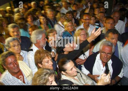 Foule à la première mondiale du spectacle 'Je me Souviens' avec Catherine Deneuve et Michele Placido pendant le festival Versiliana à Marina di Pietrasanta, Toscane, Italie.À la fin du spectacle, la foule a contesté le spectacle réclamant l'argent du billet et la police a dû intervenir.Enfin, le personnel organisateur du salon a affiché une note indiquant qu'il pourrait avoir le droit d'assister à un autre spectacle pendant le festival. Banque D'Images