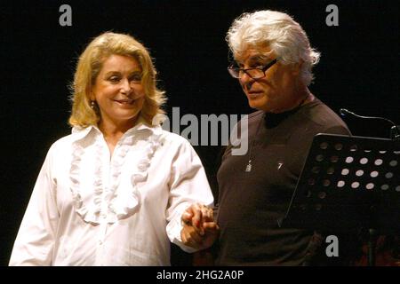 Première mondiale du spectacle 'Je me Souviens' avec Catherine Deneuve et Michele Placido pendant le festival Versiliana à Marina di Pietrasanta, Toscane, Italie.À la fin du spectacle, la foule a contesté le spectacle réclamant l'argent du billet et la police a dû intervenir.Enfin, le personnel organisateur du salon a affiché une note indiquant qu'il pourrait avoir le droit d'assister à un autre spectacle pendant le festival. Banque D'Images