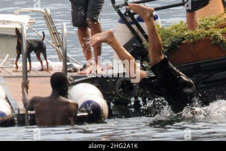 Don Cheadle et son invité familial à la villa de George Clooney Oleandra, à Laglio, Lac de Côme, Italie. Banque D'Images