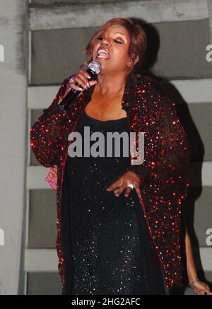 Gloria Gaynor sur scène à San Giovanni Rotondo, elle plus tard quand rencontrer les moines du sanctuaire de Pare Pio et visité le tombeau de Padre Pio pour prier pour Michael Jackson, Italie. Banque D'Images