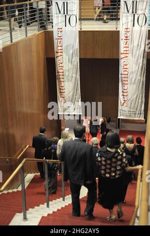 Les invités arrivant pour la représentation de l'Orchestre Philharmonique de Saint-Pétersbourg, dans le cadre du festival de musique 'Mino SettembreMusica 2009', qui s'est tenu à Turin, en Italie. Banque D'Images