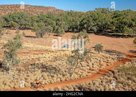 En approchant de la rivière Todd sur le réseau de pistes cyclables d'Alice Springs Banque D'Images