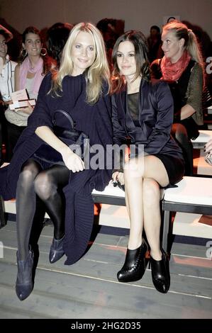 Coquelicot Delevingne et Rachel Bilson participent au défilé de mode de Ferragamo pendant la semaine de la mode de Milan. Banque D'Images