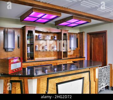 Le bar Mezzanine.La radio Stewart-Warner repose sur le bar.Liberty Tower, Dayton, Ohio, États-Unis. Banque D'Images