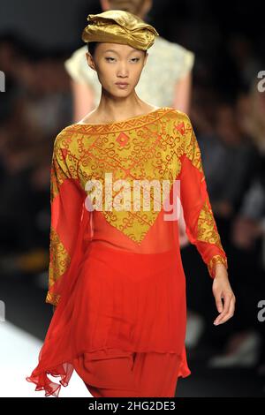 Un modèle porte une création de Maheen Khan lors du nouveau salon de mode des designers pakistanais, dans le cadre de la semaine de la mode de Milan, en Italie.*** Légende locale *** Banque D'Images