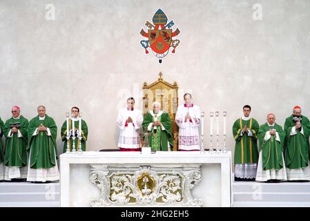 Le pape Benoît XVI célèbre une messe sur la place Paul VI à Brescia, en Italie Banque D'Images