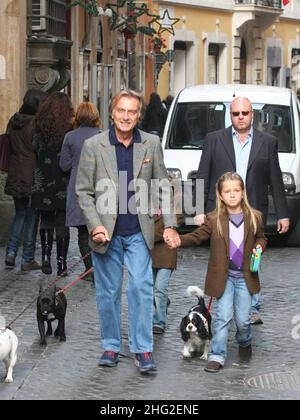 Luca Cordero di Montezemolo, homme d'affaires italien et président de Ferrari et Fiat, vu avec sa fille à Rome, Italie. Banque D'Images