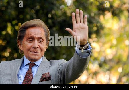 Le designer italien Valentino assiste à un photocall pour la présentation du film "Valentino le dernier empereur" à Rome, Italie, le 16 novembre 2009. Banque D'Images