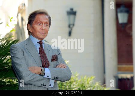 Le designer italien Valentino assiste à un photocall pour la présentation du film "Valentino le dernier empereur" à Rome, Italie, le 16 novembre 2009. Banque D'Images