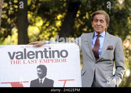 Le designer italien Valentino assiste à un photocall pour la présentation du film "Valentino le dernier empereur" à Rome, Italie, le 16 novembre 2009. Banque D'Images