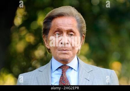 Le designer italien Valentino assiste à un photocall pour la présentation du film "Valentino le dernier empereur" à Rome, Italie, le 16 novembre 2009. Banque D'Images