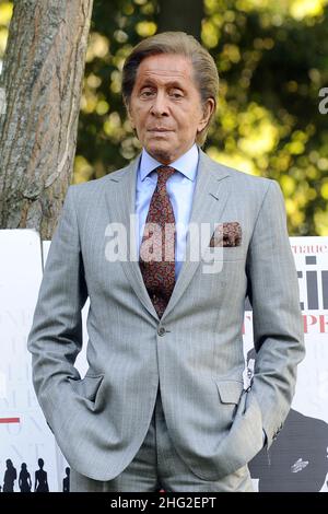 Le designer italien Valentino assiste à un photocall pour la présentation du film "Valentino le dernier empereur" à Rome, Italie, le 16 novembre 2009. Banque D'Images