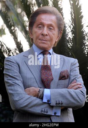 Le designer italien Valentino assiste à un photocall pour la présentation du film "Valentino le dernier empereur" à Rome, Italie, le 16 novembre 2009. Banque D'Images