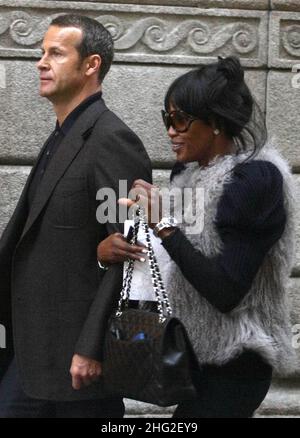 Naomi Campbell avec son partenaire Vladislav Doronin marchant à Milan, Italie. Banque D'Images