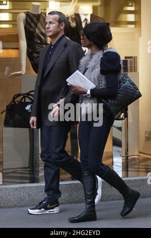 Naomi Campbell avec son partenaire Vladislav Doronin marchant à Milan, Italie. Banque D'Images