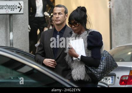 Naomi Campbell avec son partenaire Vladislav Doronin marchant à Milan, Italie. Banque D'Images