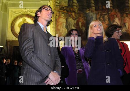 Michelle Hunziker et Richard Dickson, directeur général de Barbie Worldwide célèbrent l'anniversaire de Barbie en 50th à Sotherby's à Florence, en Italie Banque D'Images