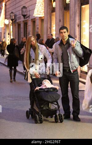 Joueur de football Lazio , Alexander Kolarov, marchant avec la femme Vesna et leur petit fils, Rome. Banque D'Images