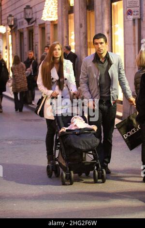 Joueur de football Lazio , Alexander Kolarov, marchant avec la femme Vesna et leur petit fils, Rome. Banque D'Images