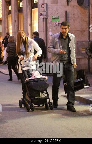 Joueur de football Lazio , Alexander Kolarov, marchant avec la femme Vesna et leur petit fils, Rome. Banque D'Images