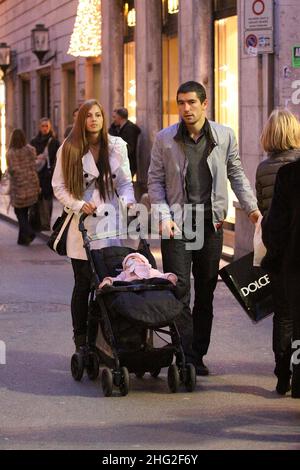 Joueur de football Lazio , Alexander Kolarov, marchant avec la femme Vesna et leur petit fils, Rome. Banque D'Images